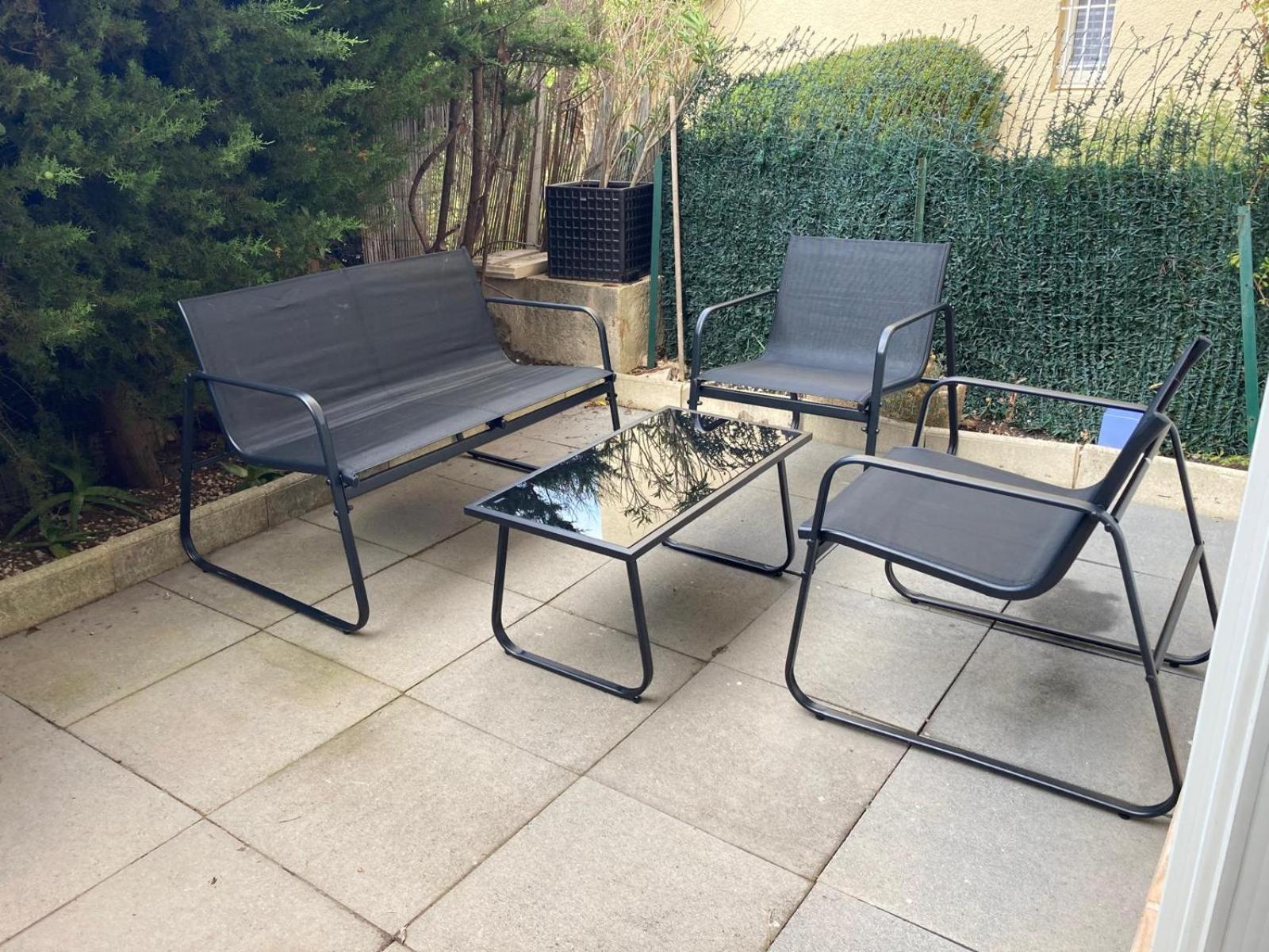 2 Pieces En Rez- De -jardin *