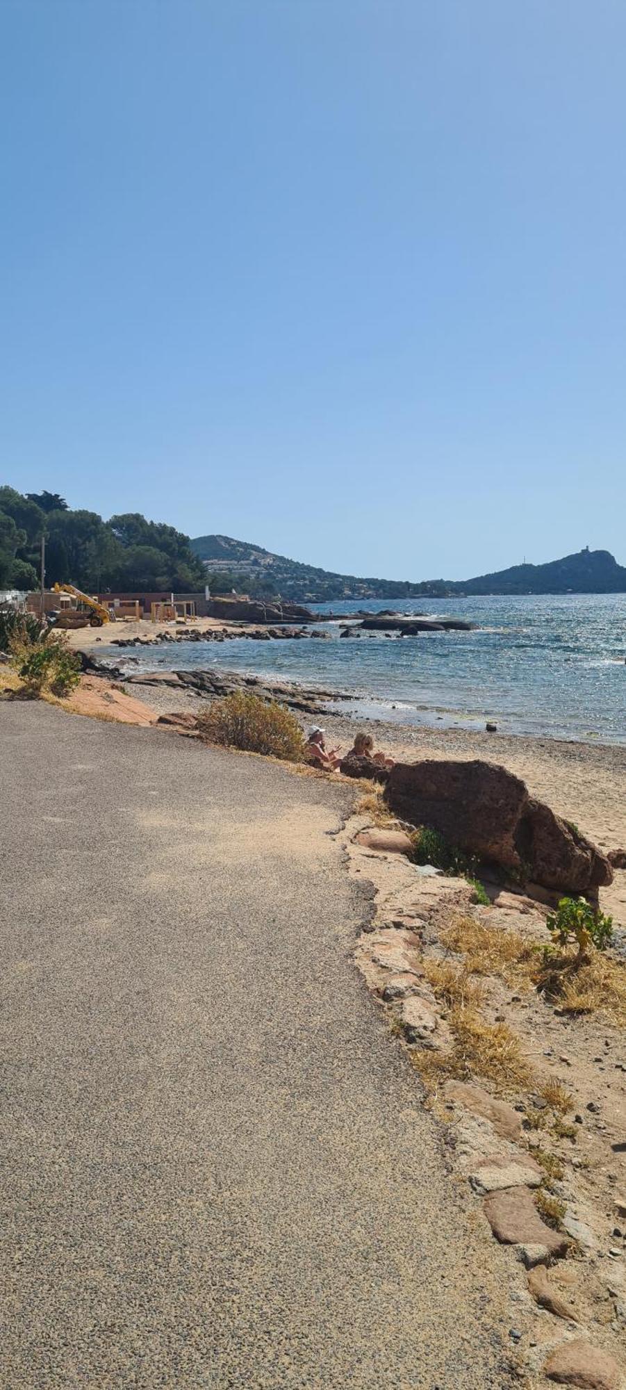 2 Pieces En Rez- De -jardin Saint-Raphael (Var)